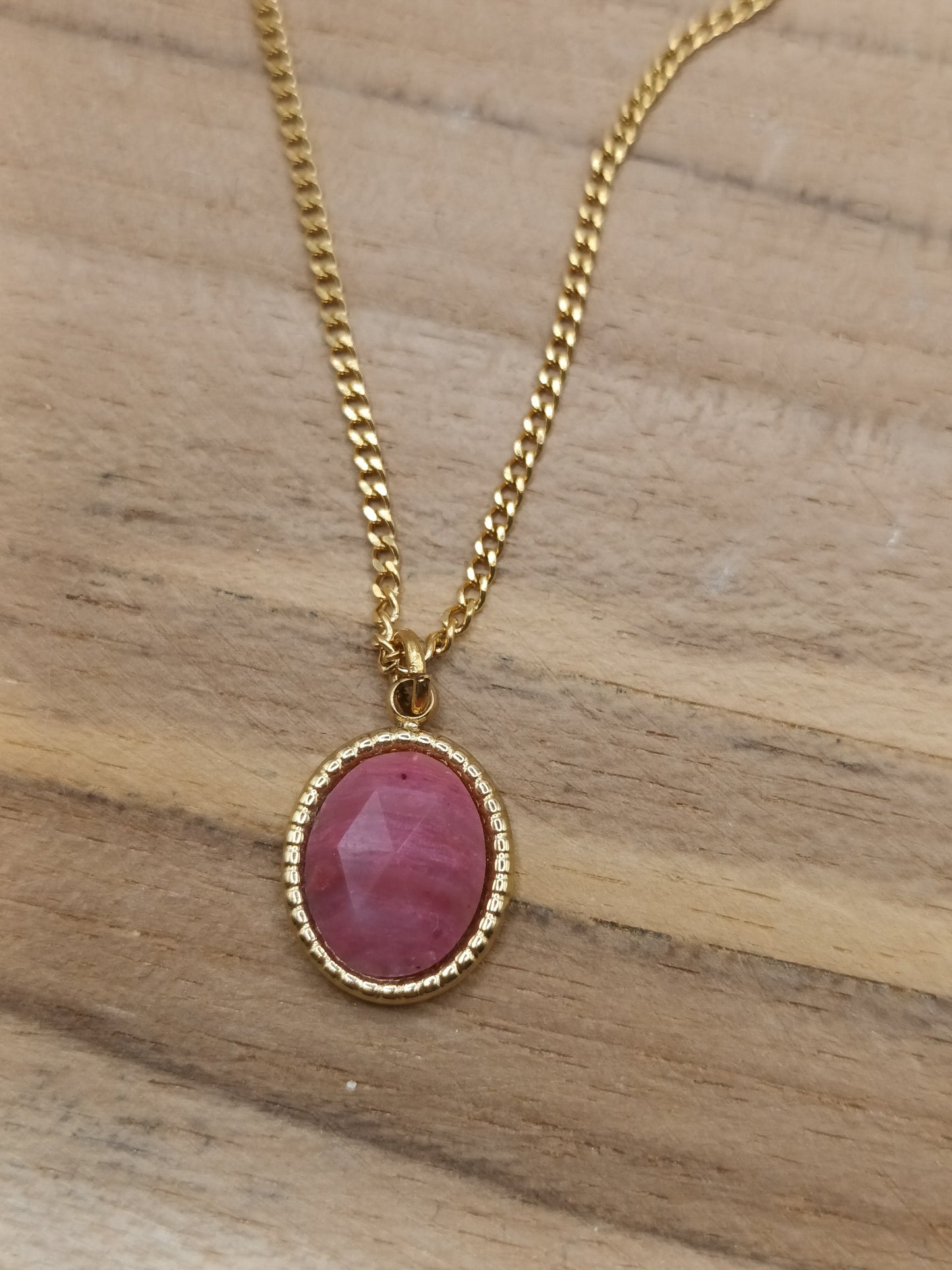 Collier en acier inoxydable doré avec pendentif en rhodonite