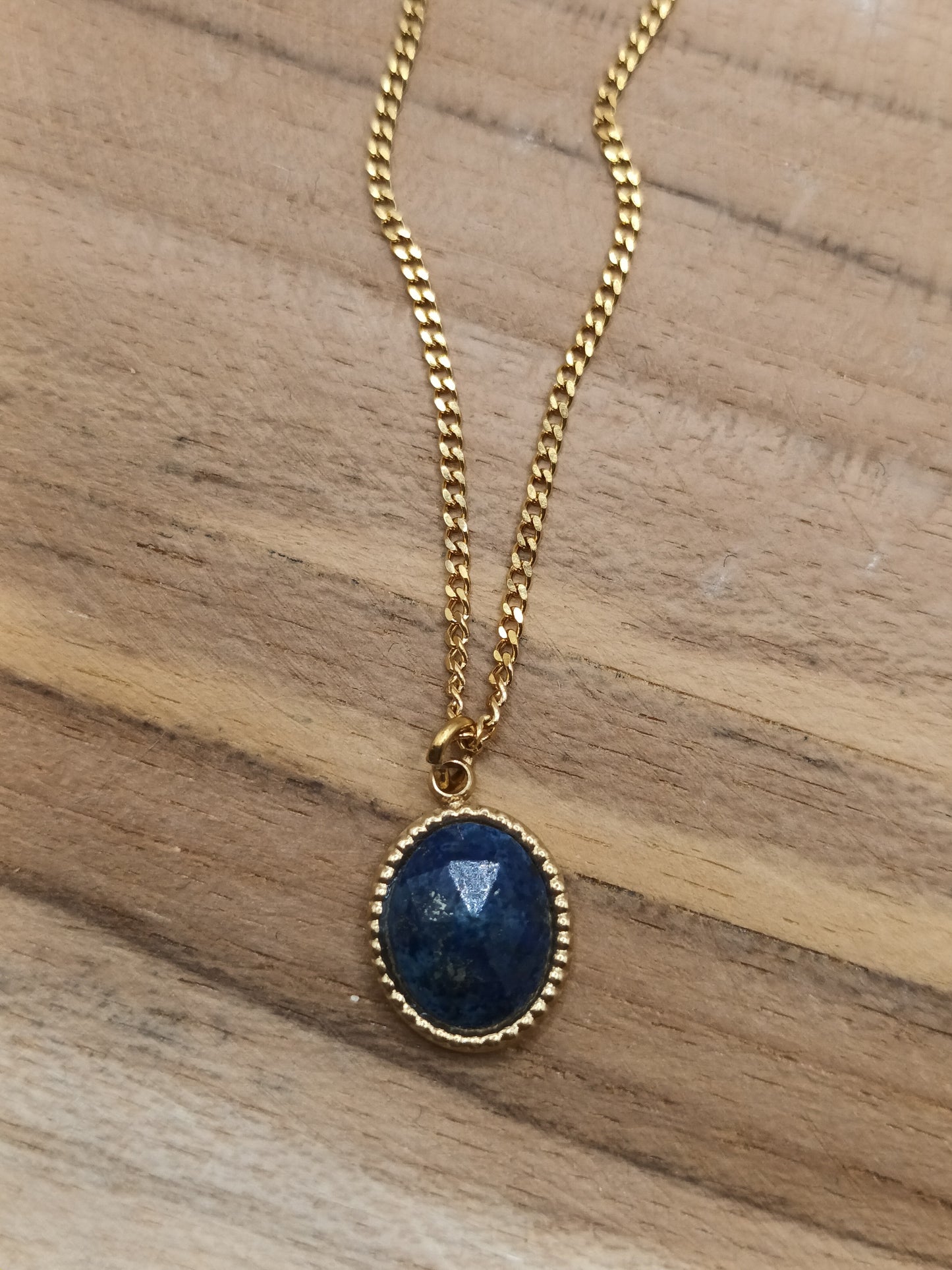 Collier en acier inoxydable doré avec pendentif en lapis lazuli