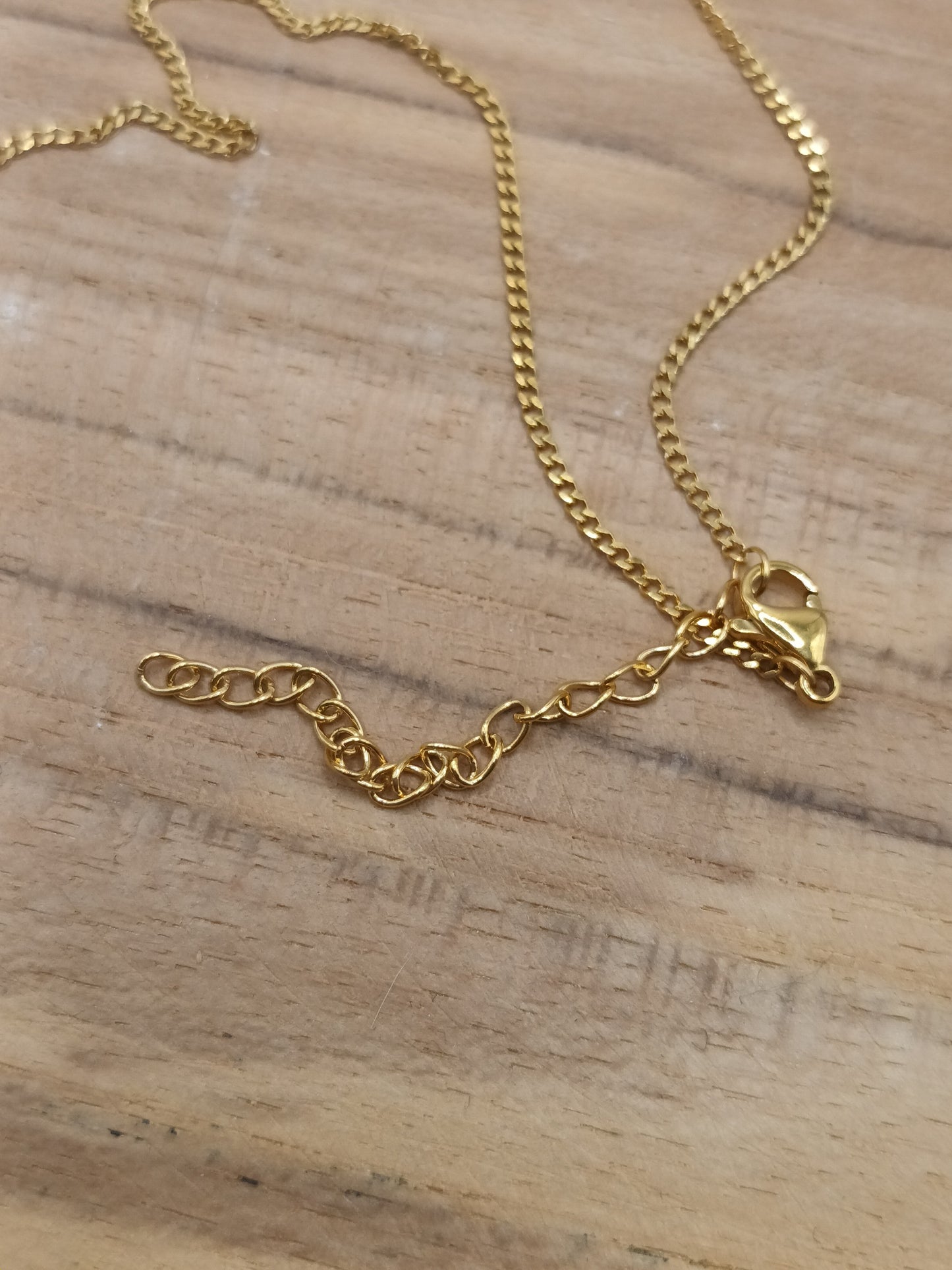 Collier en acier inoxydable doré avec pendentif en lapis lazuli