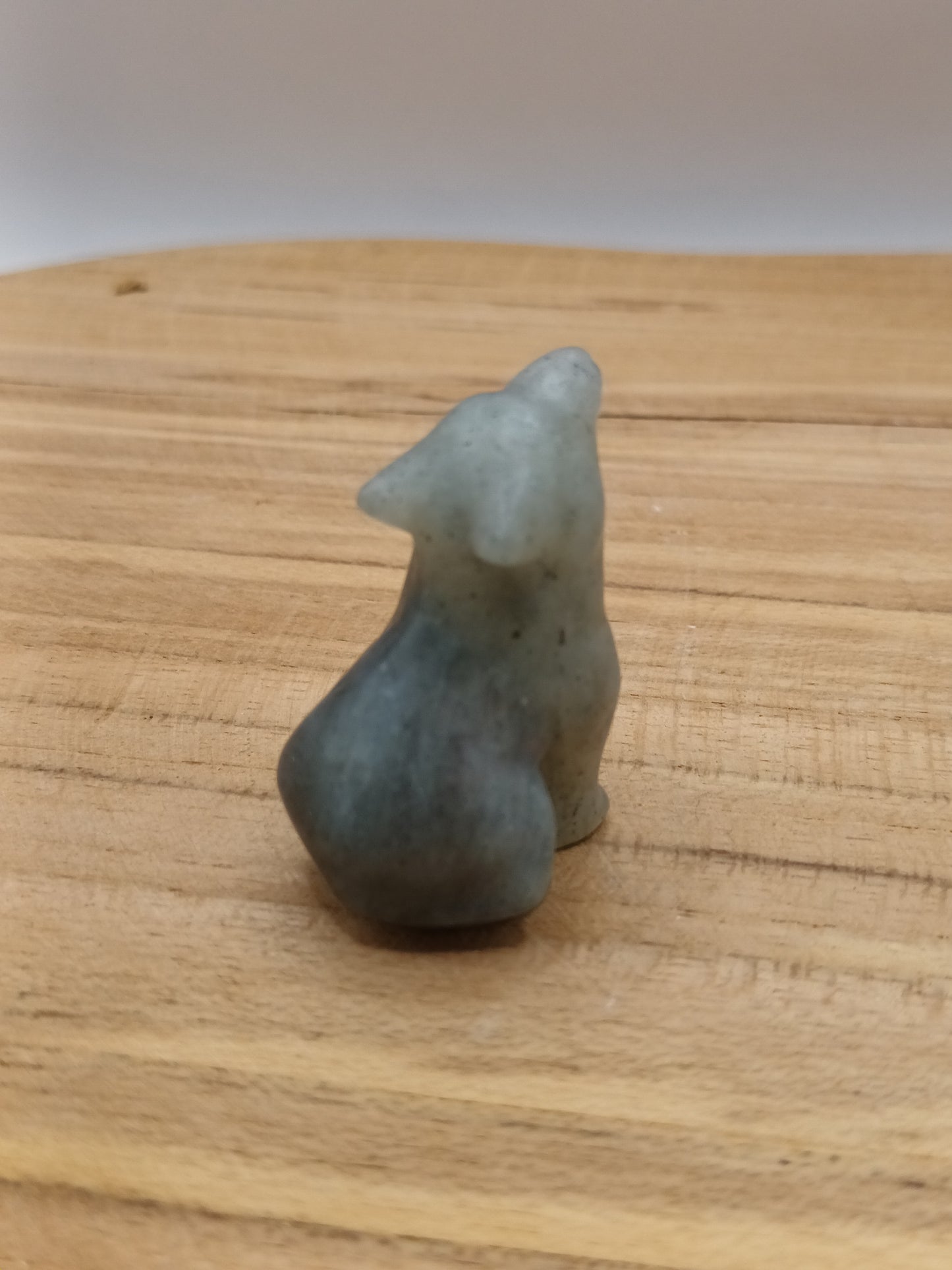 Figurine loup en labradorite