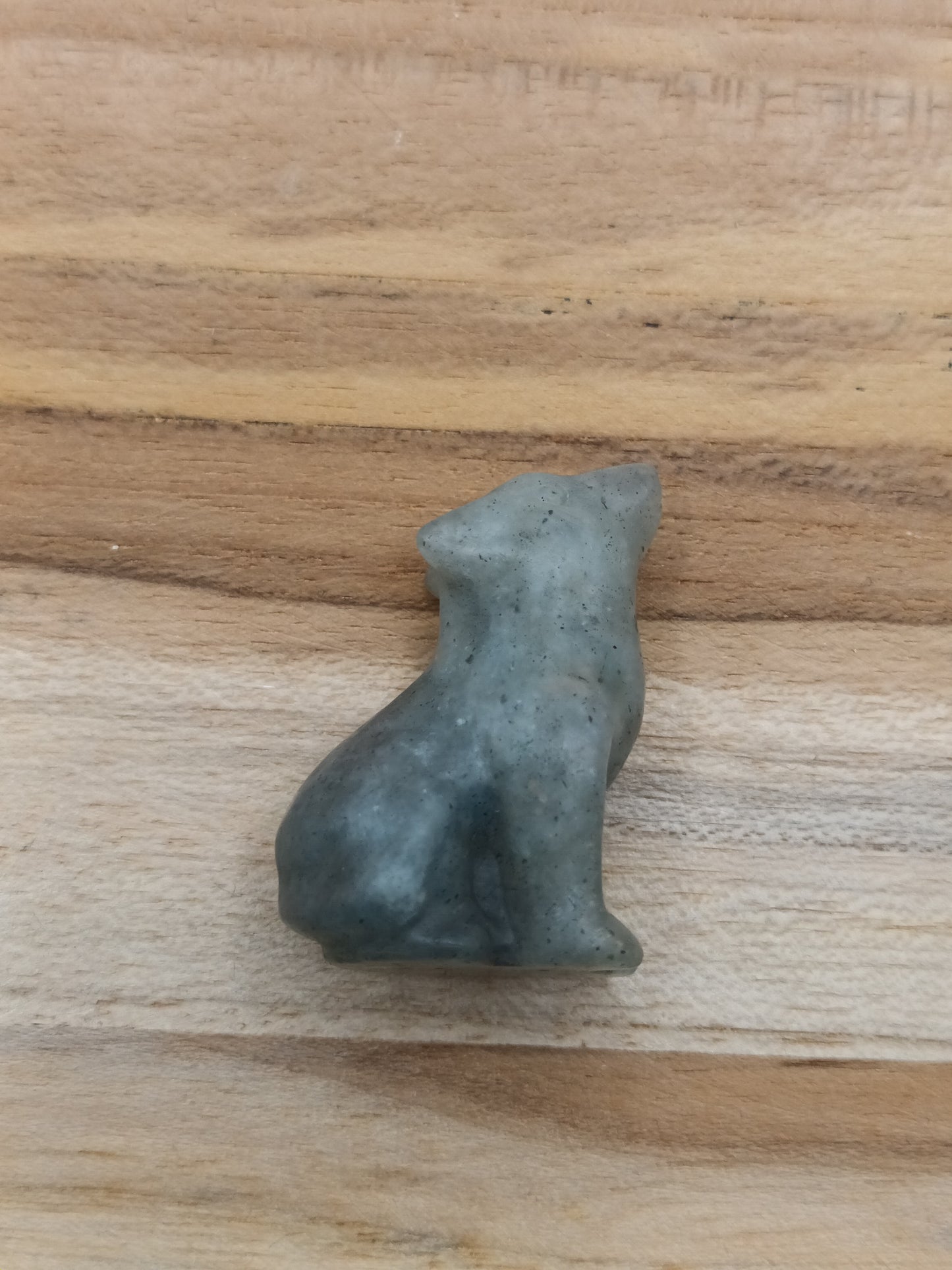 Figurine loup en labradorite