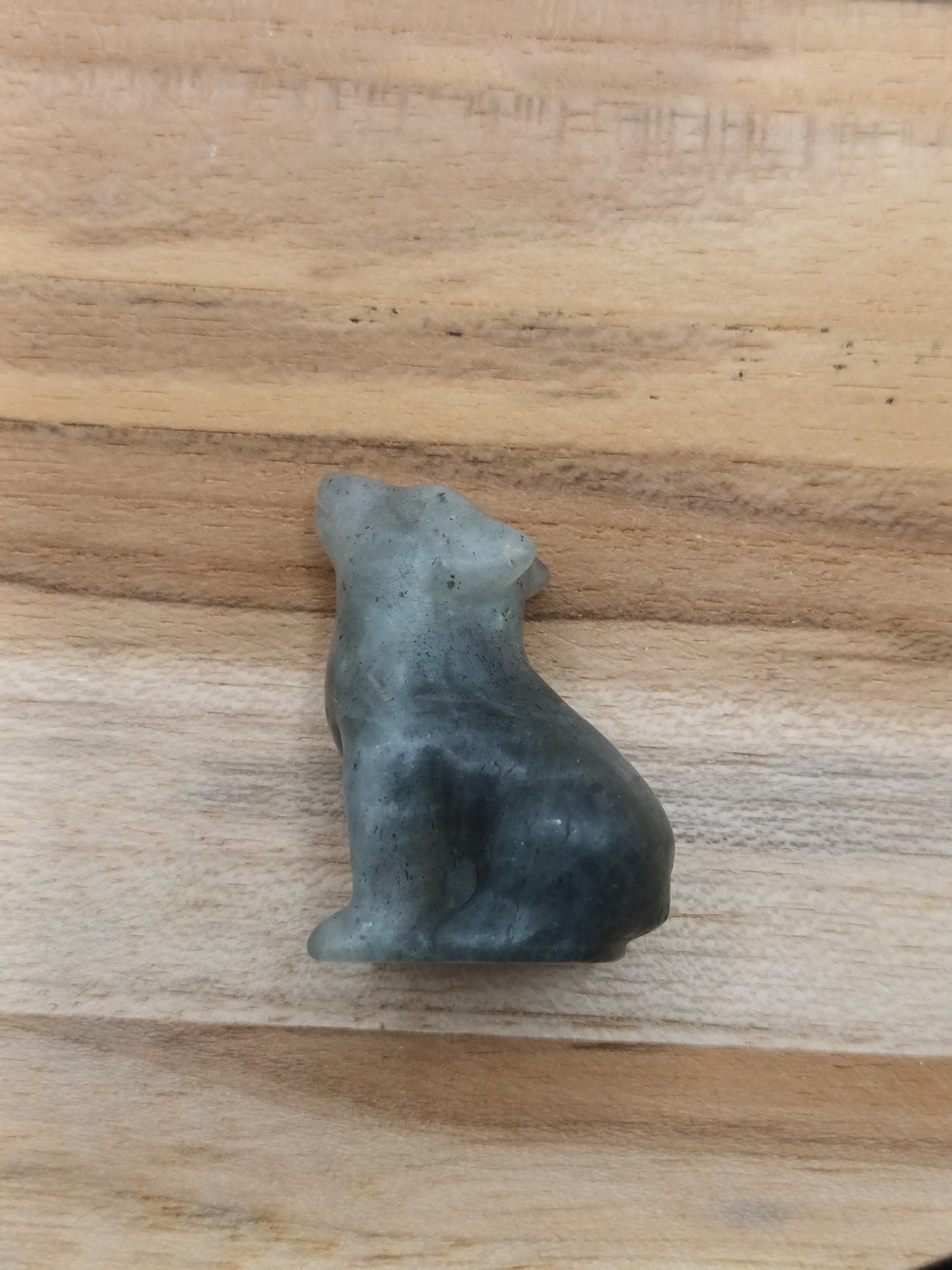 Figurine loup en labradorite