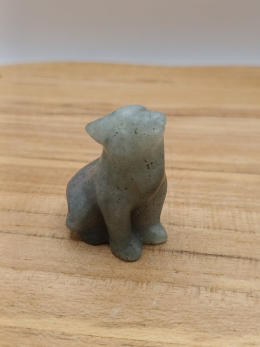 Figurine loup en labradorite